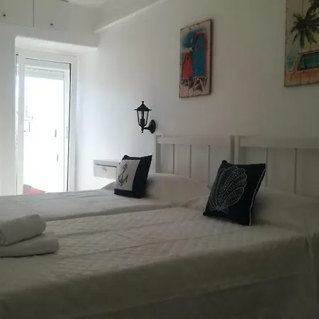 Апартаменти Oura And Bars *